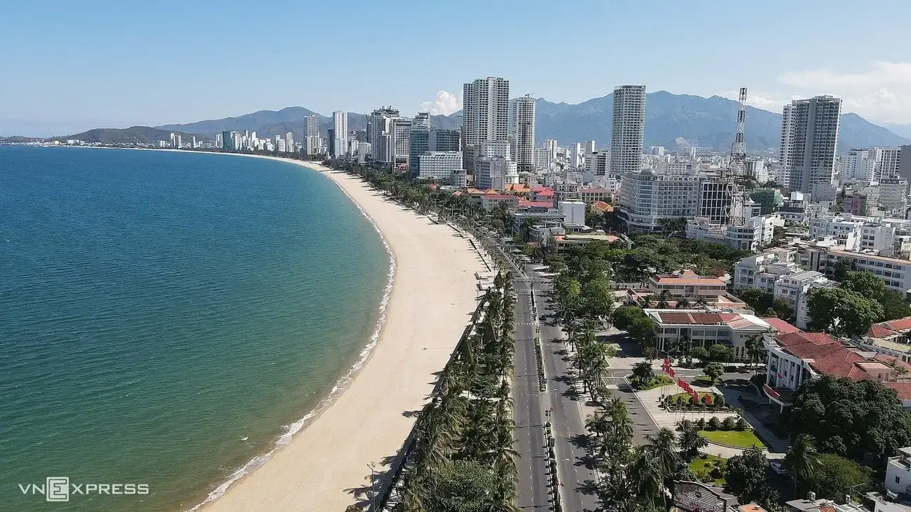 Một góc bờ biển Nha Trang, nơi phát triển mạnh các dự án bất động sản lớn. Ảnh: VNExpress