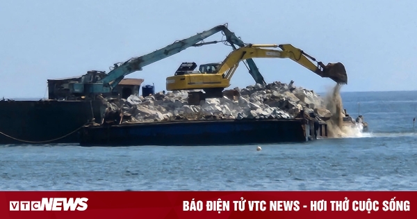 Xôn xao hình ảnh sà lan đổ vật liệu xuống biển Cửa Đại: Cơ quan chức năng Đà Nẵng nói gì?
