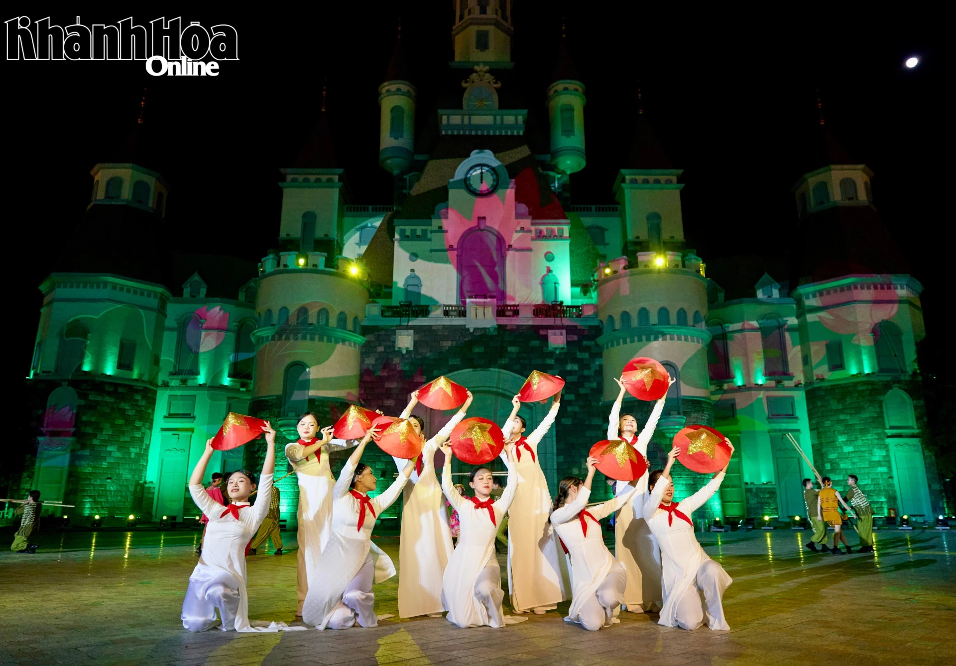 Màn múa mang đậm sắc màu tổ quốc tại VinWonders Nha Trang.