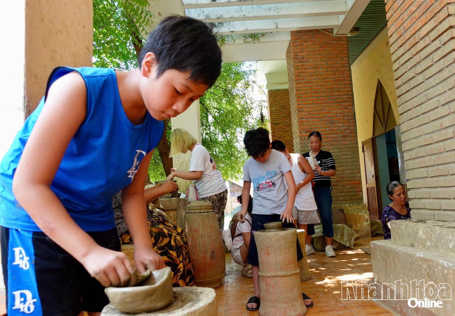 Em Minh Khang tập trung để tạo hình và trang trí lên món quà kỷ niệm của mình.